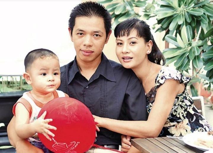 Không ngờ cậu nhóc từng gây sốt Vbiz này lại là cảnh vệ điển trai trong Tử Chiến Trên Không, đúng là con trai 