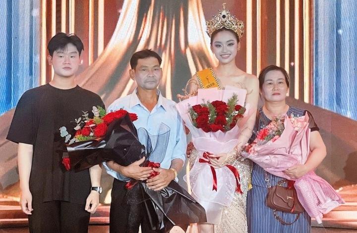 Sao Việt có bố mẹ bán vé số: Người thành hoa hậu, người là "diễn viên nghìn tỷ"- Ảnh 1.