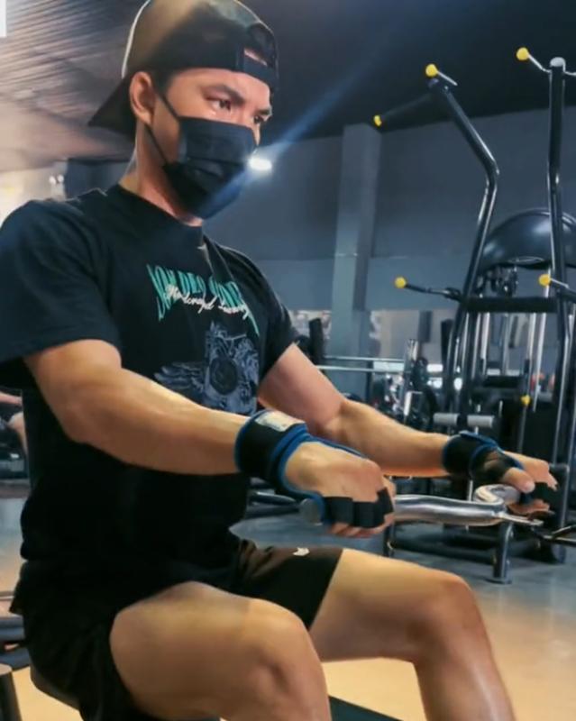 HIEUTHUHAI khoe thân hình vạm vỡ, fan nhắc sẽ không đàn ông nếu cứ ăn mặc kiểu này- Ảnh 4.