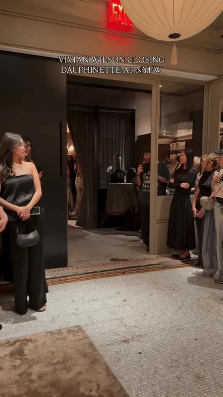 Con gái chuyển giới của Elon Musk debut tại New York Fashion Week, màn hét lớn độc lạ thành tâm điểm- Ảnh 9.