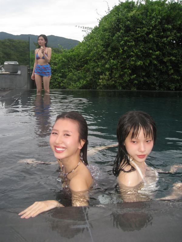 Dàn Em Xinh lần đầu diện bikini đọ body 