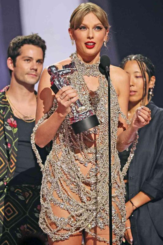 VMAs 2025: Rosé - Lisa (BLACKPINK) nắm tay nhau làm nên lịch sử, Taylor Swift “trắng tay”- Ảnh 7.