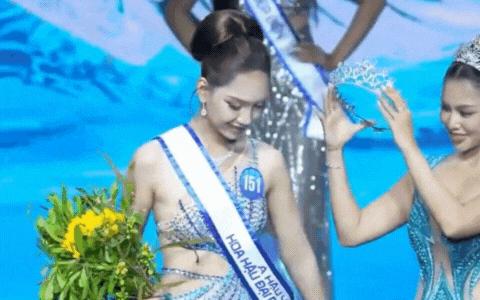 Á hậu Việt xin lỗi sau khi bị soi cố tình bẻ vương miện khi trao cho người kế nhiệm- Ảnh 1.