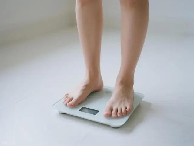 Tôi đã giảm 12kg trong 4 tháng, gan và máu nhiễm mỡ đều cải thiện: Đây là 4 loại "thuốc giảm cân tự nhiên" tôi dùng mỗi ngày- Ảnh 1.