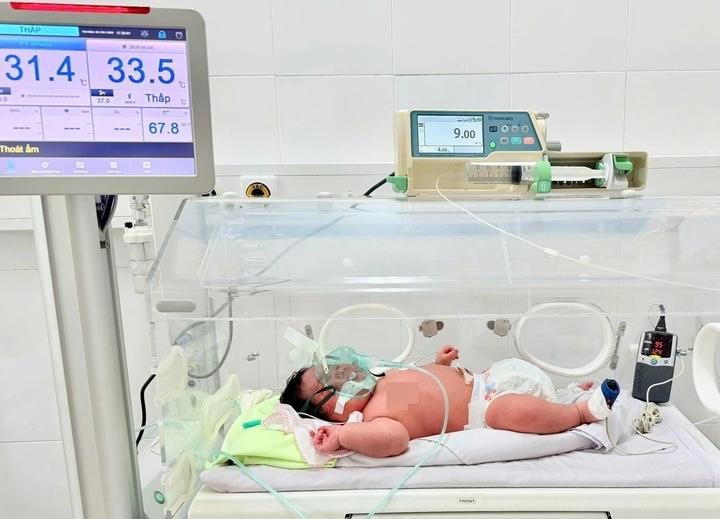 Bé trai chào đời nặng 6,2 kg- Ảnh 1.