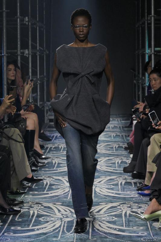 8 xu hướng denim "đốt cháy" Thu/Đông này: Đừng dại dột mặc skinny jeans nếu CHƯA BIẾT điều này!- Ảnh 7.