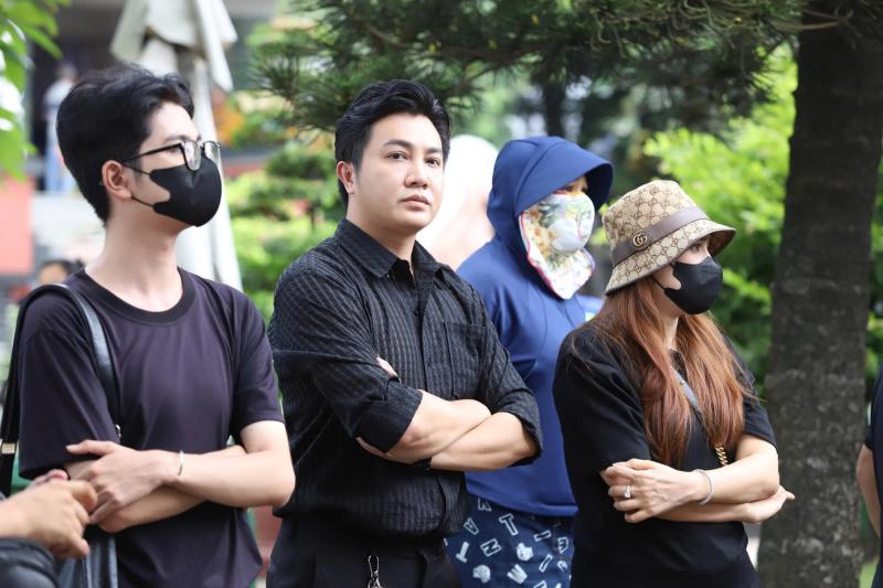 YouTuber vây quanh nơi hỏa táng Ngọc Trinh, người nhà cầu xin- Ảnh 11.