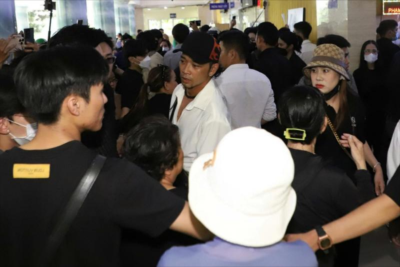 YouTuber vây quanh nơi hỏa táng Ngọc Trinh, người nhà cầu xin- Ảnh 10.