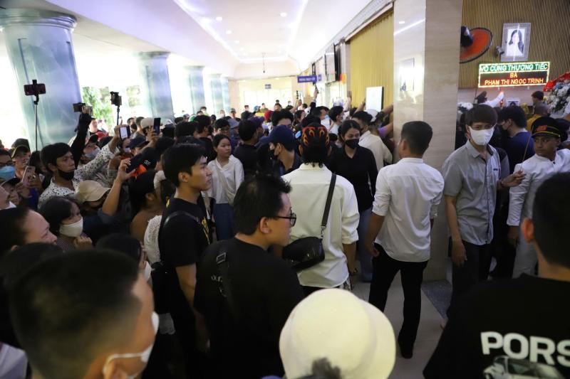 YouTuber vây quanh nơi hỏa táng Ngọc Trinh, người nhà cầu xin- Ảnh 8.