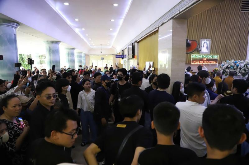 YouTuber vây quanh nơi hỏa táng Ngọc Trinh, người nhà cầu xin- Ảnh 9.