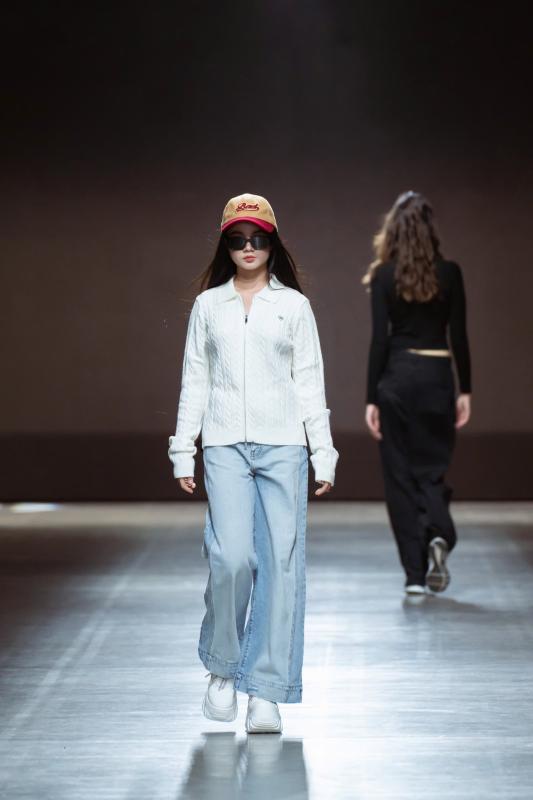 Mẫu Teen Maika Ngọc Khánh sải bước tại tuần lễ thời trang Milan Fashion Week 2025- Ảnh 1.