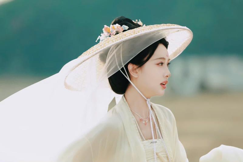 Nơi nào có mỹ nhân này nơi đó là thắng cảnh nhân gian: Nhan sắc như bước ra từ tranh cổ, đến cả gió cũng nâng niu- Ảnh 1.