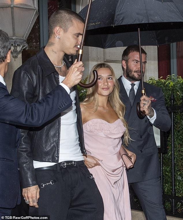 Chưa thấy đôi nào bên nhau 25 năm vẫn tình như David với Victoria Beckham, nhìn ánh mắt Harper bên cạnh là đủ hiểu- Ảnh 7.