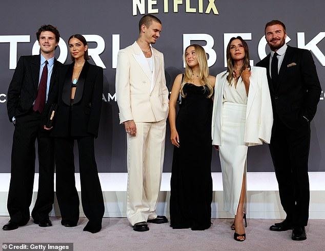 Con cả nhà Beckham phản ứng cực gắt, quay lưng bỏ đi khi được hỏi về mẹ - Victoria- Ảnh 4.
