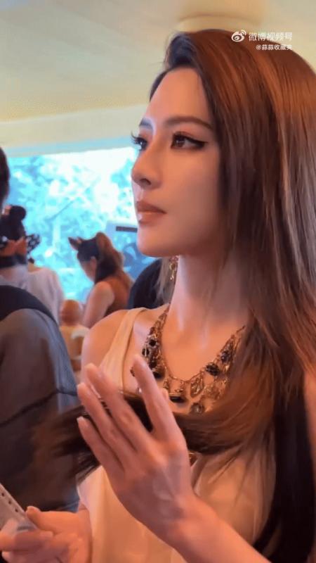 Xuất hiện mỹ nữ là minh tinh của giới hot girl mạng, Lưu Diệc Phi lẫn Baifern bị gọi tên- Ảnh 13.