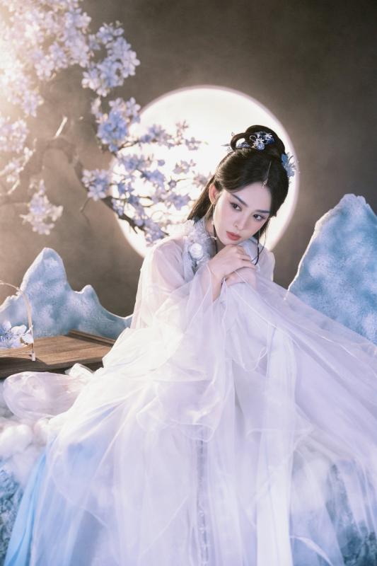 Hằng Nga trên cung trăng xuống nhân gian làm gì thế này: Nhan sắc hơn cả vô thực, ngắm xong cả đời chẳng muốn yêu ai- Ảnh 2.