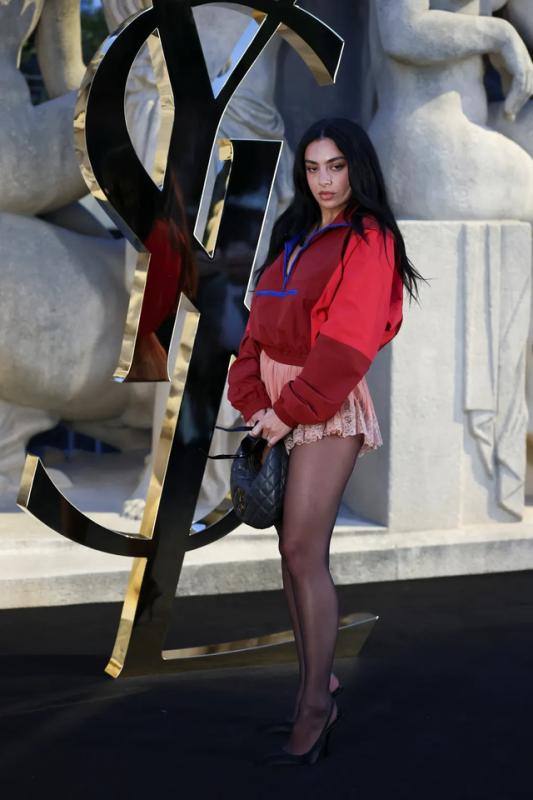 Rosé mặc váy ngủ đến show Saint Laurent hội ngộ bà xã Justin Bieber: Gặp sự cố bất ngờ vẫn sexy dữ dội- Ảnh 12.