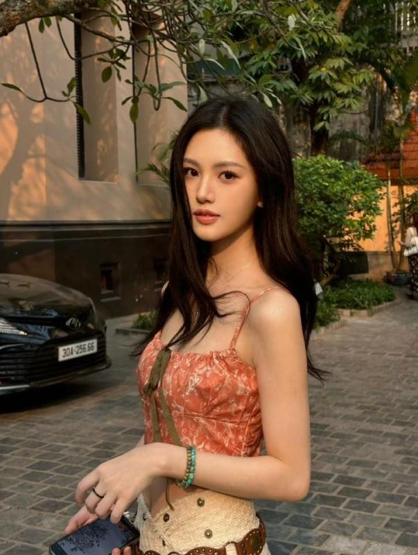 Trời ơi thiên kim đẹp nhất Trung Quốc đang ở Hà Nội: Visual sang xịn dã man, ngắm góc nào cũng mê tít- Ảnh 1.