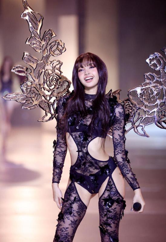 TWICE bị chê tơi tả ở Victoria's Secret Show, đẳng cấp thua xa Lisa (BLACKPINK)!- Ảnh 10. TWICE bị chê tơi tả ở Victoria's Secret Show, đẳng cấp thua xa Lisa (BLACKPINK)!- Ảnh 10.