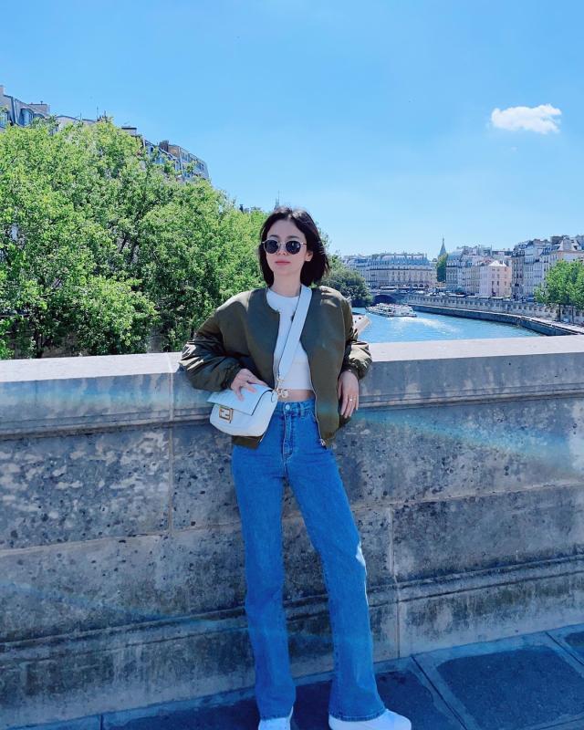 Tìm ra mẫu quần jeans hoàn hảo nhất cho phụ nữ trên 40 tuổi: Mặc lên gọn dáng, chuẩn thanh lịch- Ảnh 10.