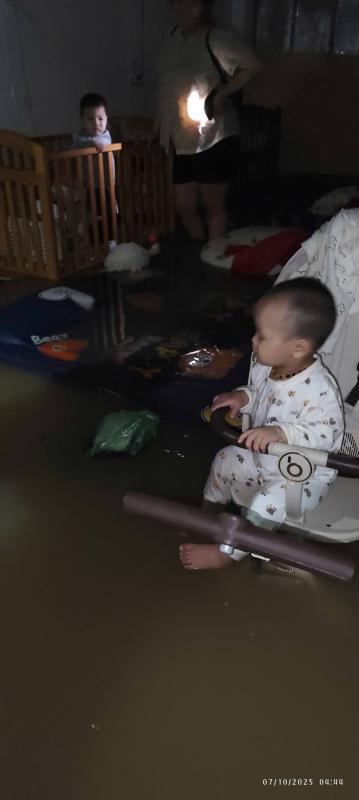 Thương lắm những bé con giữa biển nước lũ: Có bé mới 1 tuổi đã 3 lần chạy lũ, có bé còn quấn tã 