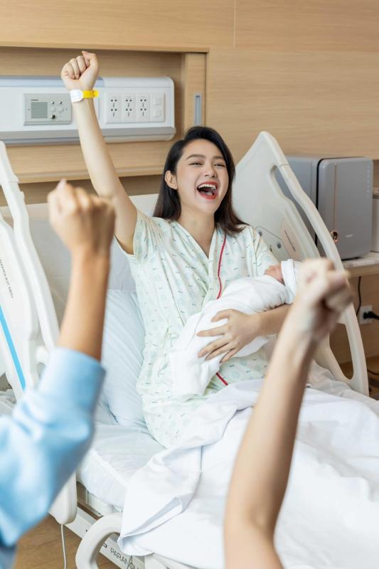 "Hot kid" mới của Vbiz: Mẹ là diễn viên hạng A, ba là doanh nhân gia thế khủng, xinh yêu thế này bảo sao không gây sốt?- Ảnh 1.