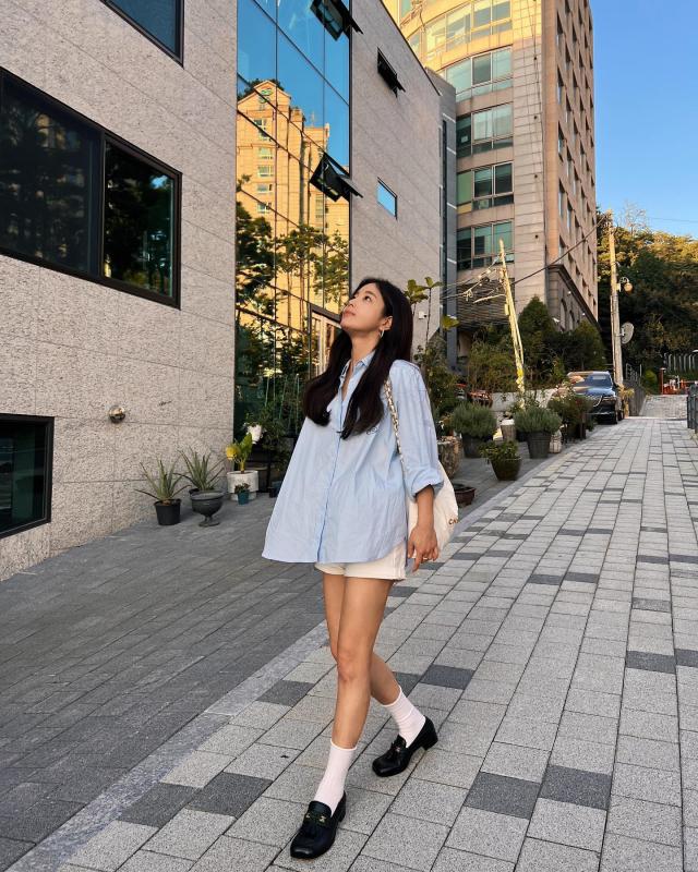 Mẫu giày trẻ như sneaker trắng nhưng thanh lịch hơn, tuổi ngoài 40 càng nên có- Ảnh 3.