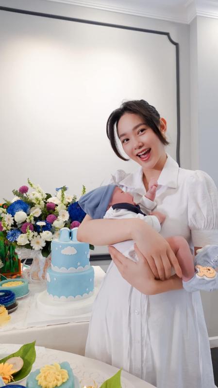 "Hot kid" mới của Vbiz: Mẹ là diễn viên hạng A, ba là doanh nhân gia thế khủng, xinh yêu thế này bảo sao không gây sốt?- Ảnh 2.