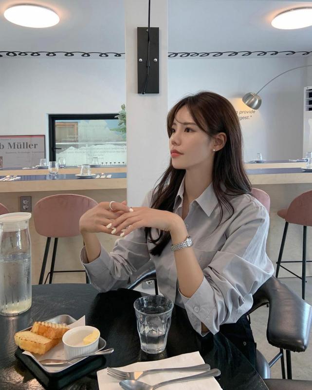 Phụ nữ Hàn chỉ cần 2 món phụ kiện để mặc đẹp tới công sở- Ảnh 7.