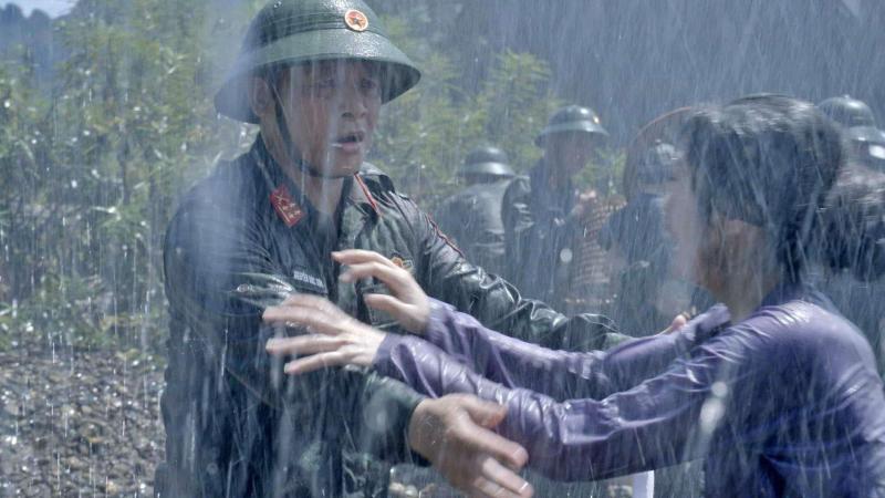 Sản phụ sắp sinh mắc kẹt trong mưa lũ, nước dâng tận nóc nhà, xem cảnh bộ đội giải cứu mà thắt lòng- Ảnh 1.