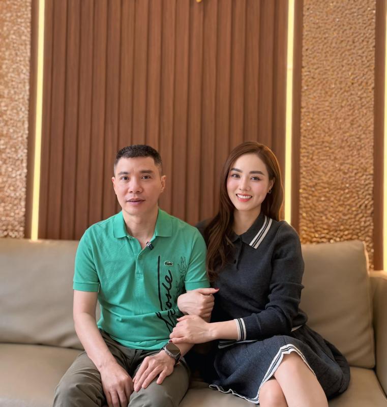 Nhan sắc vợ 3, chăm chồng như chăm em bé của nam NSND xin từ chức Phó Giám đốc Nhà hát kịch Hà Nội- Ảnh 4.