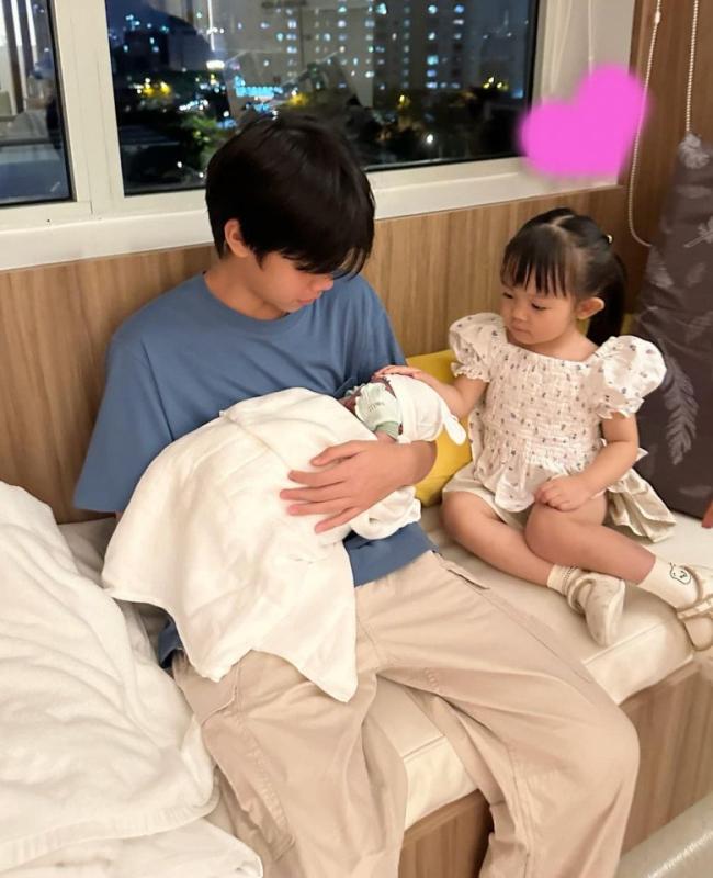 Mê cái cách cậu út Sutin quan tâm chị Suchin bị ốm, bố Cường Đô La - mẹ Đàm Thu Trang dạy con khéo ghê!- Ảnh 8.
