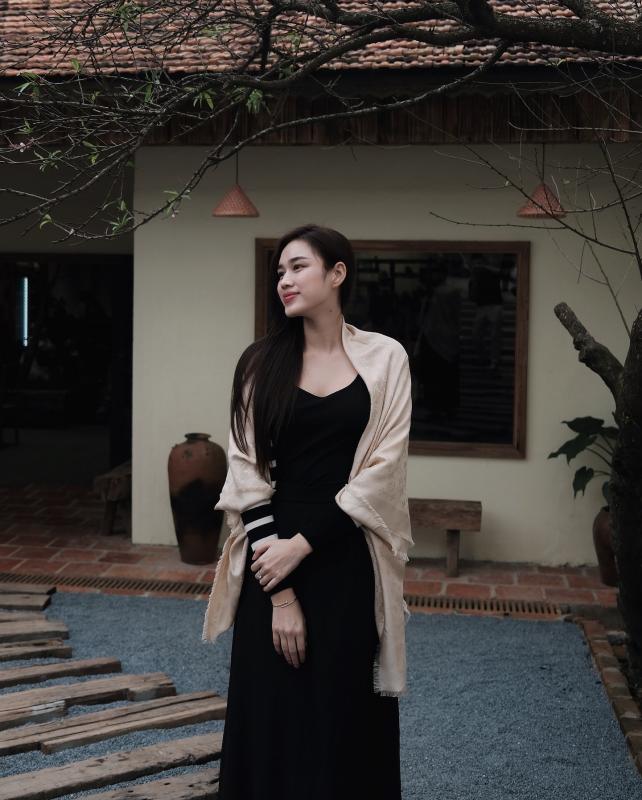 Mặc toàn đồ màu trung tính mà vẫn ra dáng người sắp làm dâu hào môn, chỉ có thể là Đỗ Hà!- Ảnh 8.