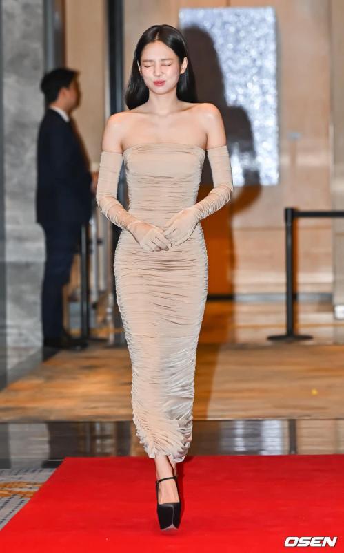 Jennie được khen giữa bê bối tiệc từ thiện: Style và EQ điểm 10!- Ảnh 1.
