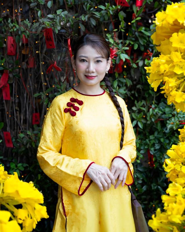 Nhan sắc tuổi 50 của nữ NSND vừa công khai hôn môi "cô gái lạ mặt", vừa tuyên bố có bạn trai kém 2 con giáp- Ảnh 5.