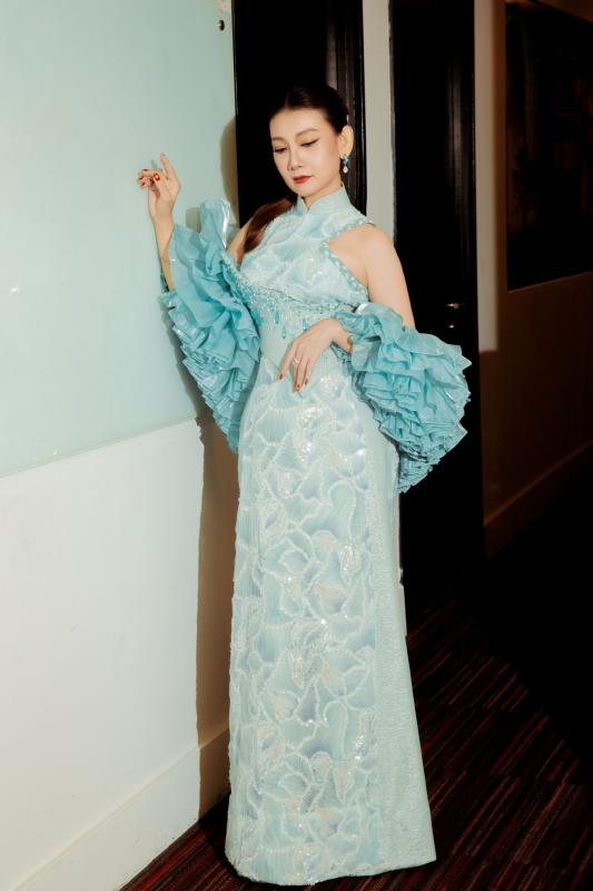 Nhan sắc tuổi 50 của nữ NSND vừa công khai hôn môi "cô gái lạ mặt", vừa tuyên bố có bạn trai kém 2 con giáp- Ảnh 6.