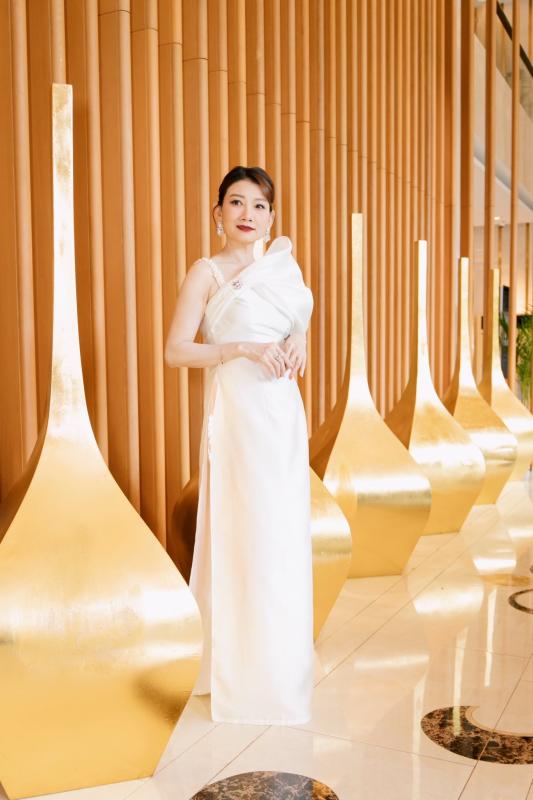 Nhan sắc tuổi 50 của nữ NSND vừa công khai hôn môi "cô gái lạ mặt", vừa tuyên bố có bạn trai kém 2 con giáp- Ảnh 7.