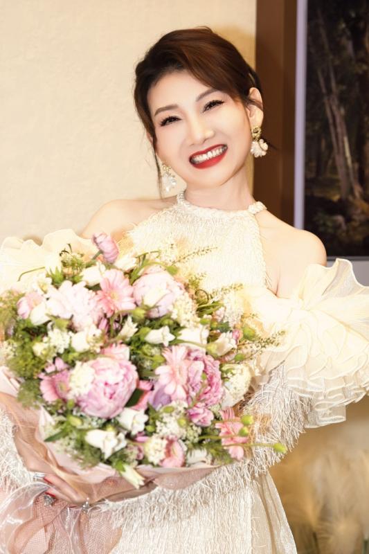 Nhan sắc tuổi 50 của nữ NSND vừa công khai hôn môi "cô gái lạ mặt", vừa tuyên bố có bạn trai kém 2 con giáp- Ảnh 8.
