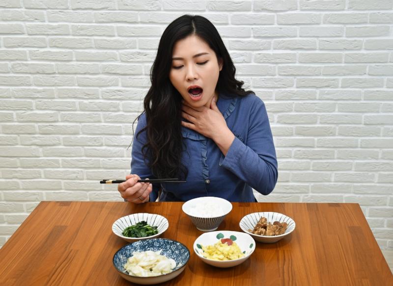 Không thể ngờ khó chịu này khi ăn lại là dấu hiệu ung thư giai đoạn 3, ai cũng từng trải qua trong đời!- Ảnh 2.