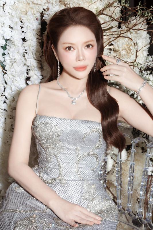Nữ đại gia showbiz sở hữu biệt thự trăm tỷ dát vàng ở TP.HCM, 43 tuổi có người yêu mới- Ảnh 1.