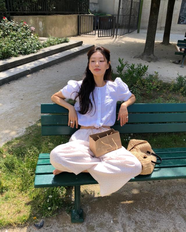 Trang phục màu trắng - be mùa này đẹp khó cưỡng: Cứ mặc lên là thành nàng thơ dịu dàng, tinh tế- Ảnh 4.
