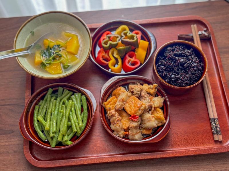 Chị gái nhà người ta: Nấu cơm cữ cho em mà tưởng đâu chị đi thi MasterChef khiến hội "em gái online" đua nhau vào "nhận vơ"- Ảnh 22.