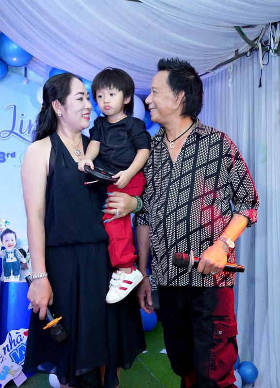 Nhan sắc vợ 3, kém 29 tuổi của "vua hài" từng cầm 300 cây vàng mua siêu xe, giờ bán cơm tấm- Ảnh 4.