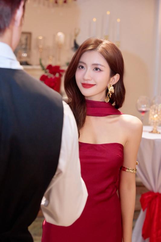 Màn ảnh Việt mới có 1 tiểu thư tài phiệt, mặc đẹp còn được so với Triệu Lộ Tư- Ảnh 1.