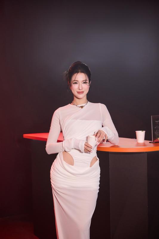 Cận cảnh Diệp Lâm Anh nhún nhảy trong bar- Ảnh 5.