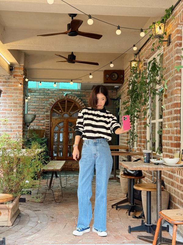 Tìm ra mẫu quần jeans hoàn hảo nhất cho phụ nữ trên 40 tuổi: Mặc lên gọn dáng, chuẩn thanh lịch- Ảnh 3.