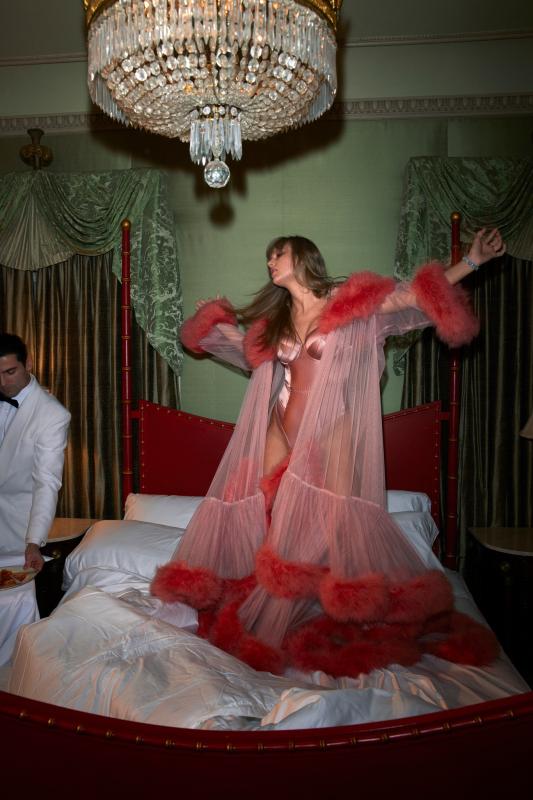Taylor Swift lấy chồng nhưng không bỏ cuộc chơi: Nhạc "hỗn" chưa từng thấy, hở bạo đốt mắt- Ảnh 8. Taylor Swift lấy chồng nhưng không bỏ cuộc chơi: Nhạc "hỗn" chưa từng thấy, hở bạo đốt mắt- Ảnh 8.