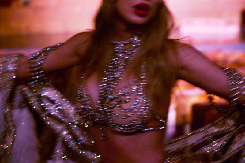 Taylor Swift lấy chồng nhưng không bỏ cuộc chơi: Nhạc "hỗn" chưa từng thấy, hở bạo đốt mắt- Ảnh 4. Taylor Swift lấy chồng nhưng không bỏ cuộc chơi: Nhạc "hỗn" chưa từng thấy, hở bạo đốt mắt- Ảnh 4.