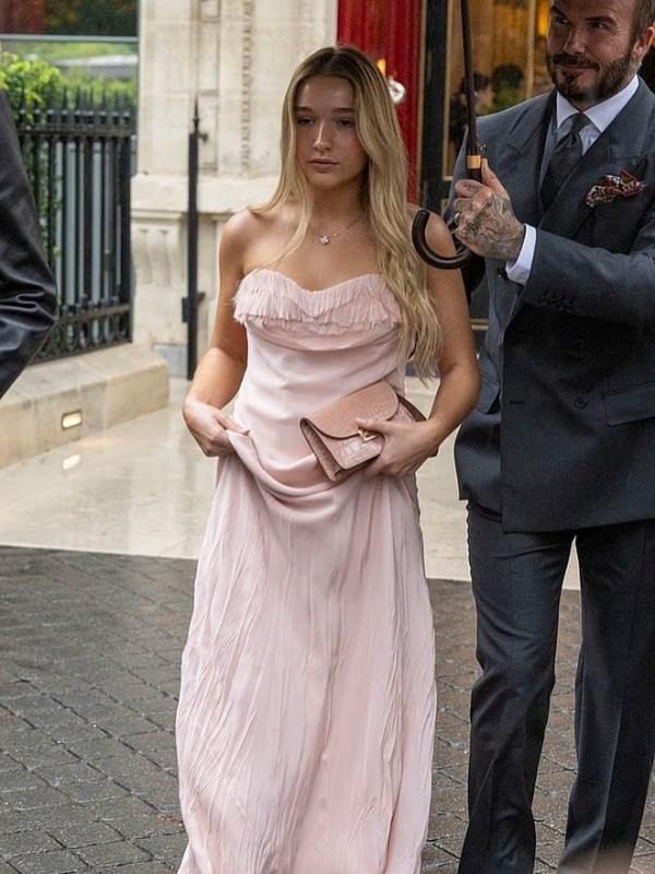 Tiểu thư Harper Beckham diện váy cúp ngực, ngồi trên đùi bố - David Beckham - gây tranh cãi- Ảnh 6.