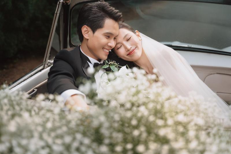 Ảnh cưới đẹp nhất showbiz Việt 2025: Cô dâu Á hậu quá xinh, chồng chủ tịch không chê vào đâu được!- Ảnh 1.